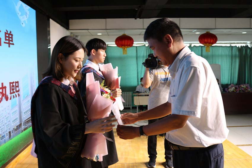 赵校长为优秀毕业生颁发证书 (复制).jpg