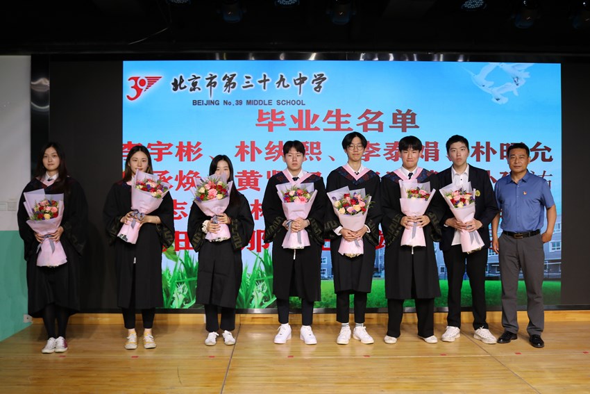 左主任为毕业生送出鲜花 (复制).jpg