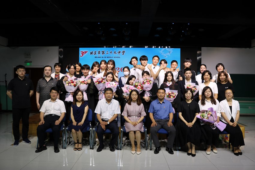 全体教师、线下留学生、毕业生合影 (复制).jpg