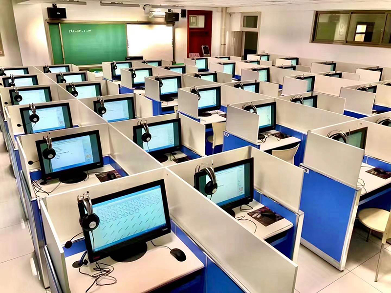 10.英语听力机房.jpg