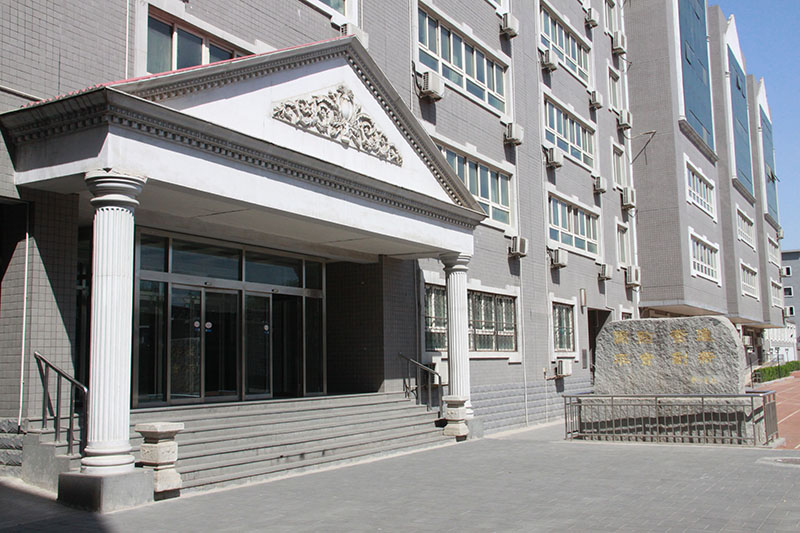 教学楼大门.jpg