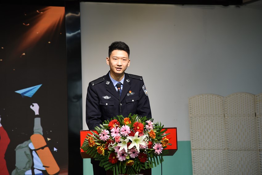 毕业生代表发言 (复制).JPG